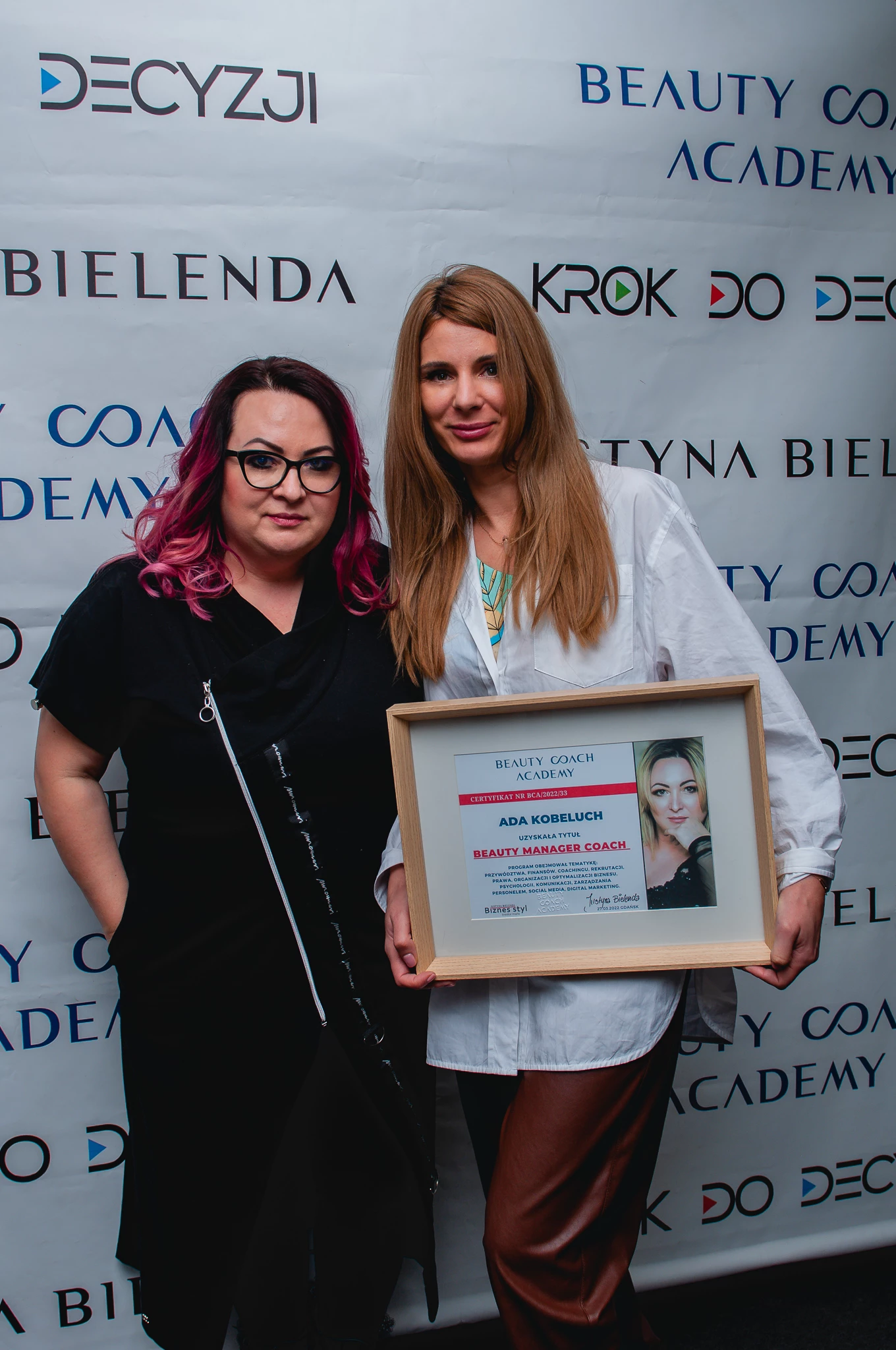 Justyna-Bielenda-z-uczestniczką-BCA-i-certyfikatem-ukończenia-akademii
